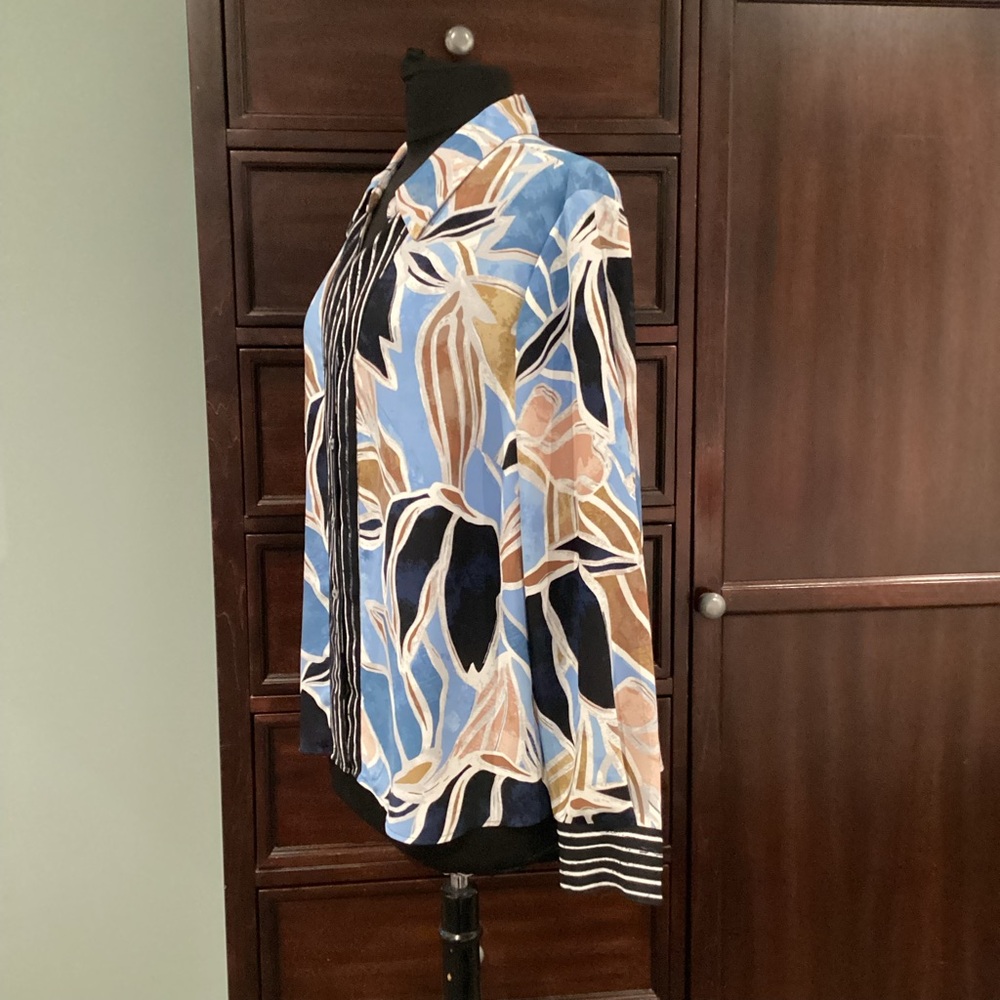 NIC+ZOE Button Front Blouse with bold tropical blue & tan botanical print. EUC - Picture 6 of 9